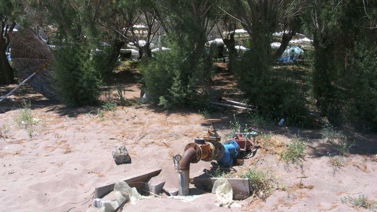 Rohr neben dem Volleyballplatz Hotel Calypso Beach