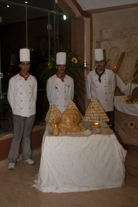 Köche mit ihrem Kunstwerk Three Corners Happy Life Beach Resort