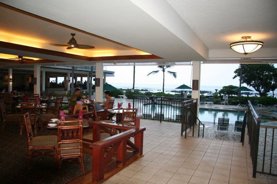 Teilblick auf das Restaurant und den Pool Hotel Outrigger Keauhou Beach Resort