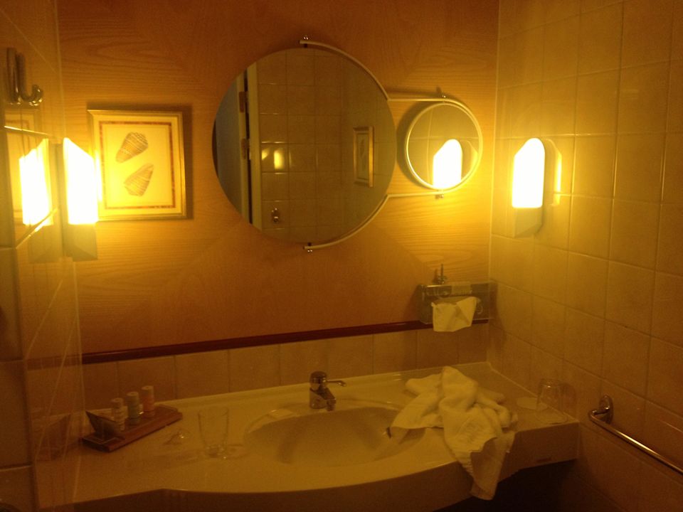Großes Badezimmer in weichen Farben Radisson Blu Royal Park Hotel