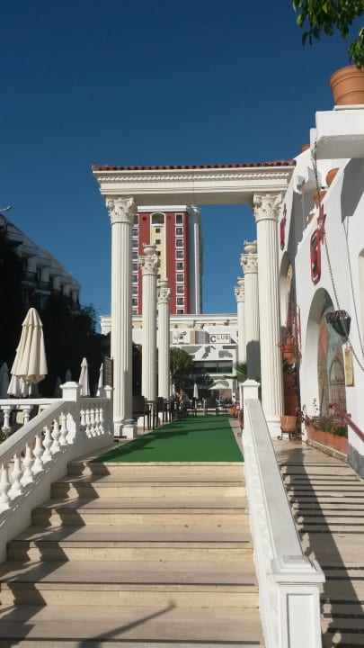 Weg zu den Pools Hotel Club Sera