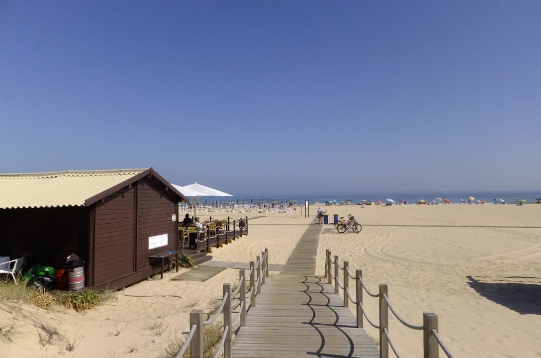 Blick vom Steg zum Strand Ozadi Altura Beach Resort