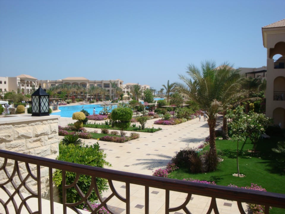 Widok z głównego tarasu na pierwszy basen JAZ Aquamarine Resort