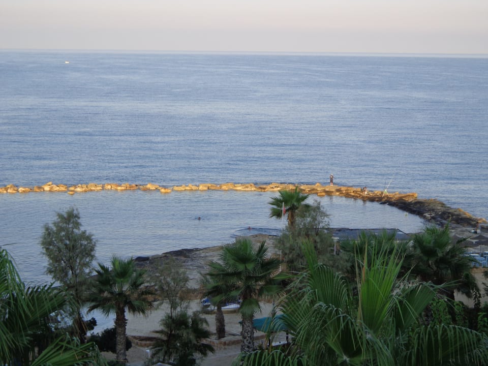 Meer mit Wellenbrecher. St. George Beach Hotel & Spa Resort