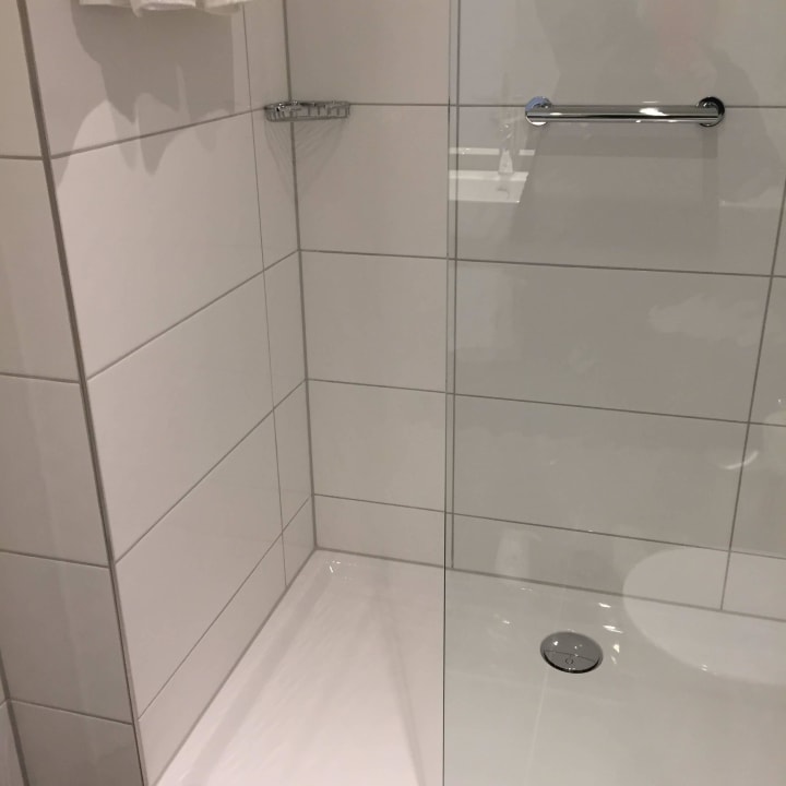 Große Dusche ibis Styles Rastatt Baden Baden