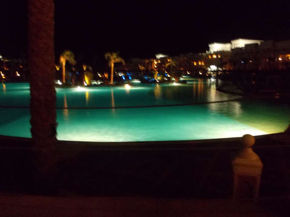 Вид на бассейн ночью Pickalbatros Palace Resort