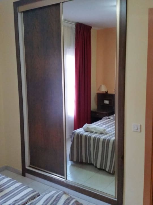 Schlafzimmerschrank Apartments Las Tres Palmeras