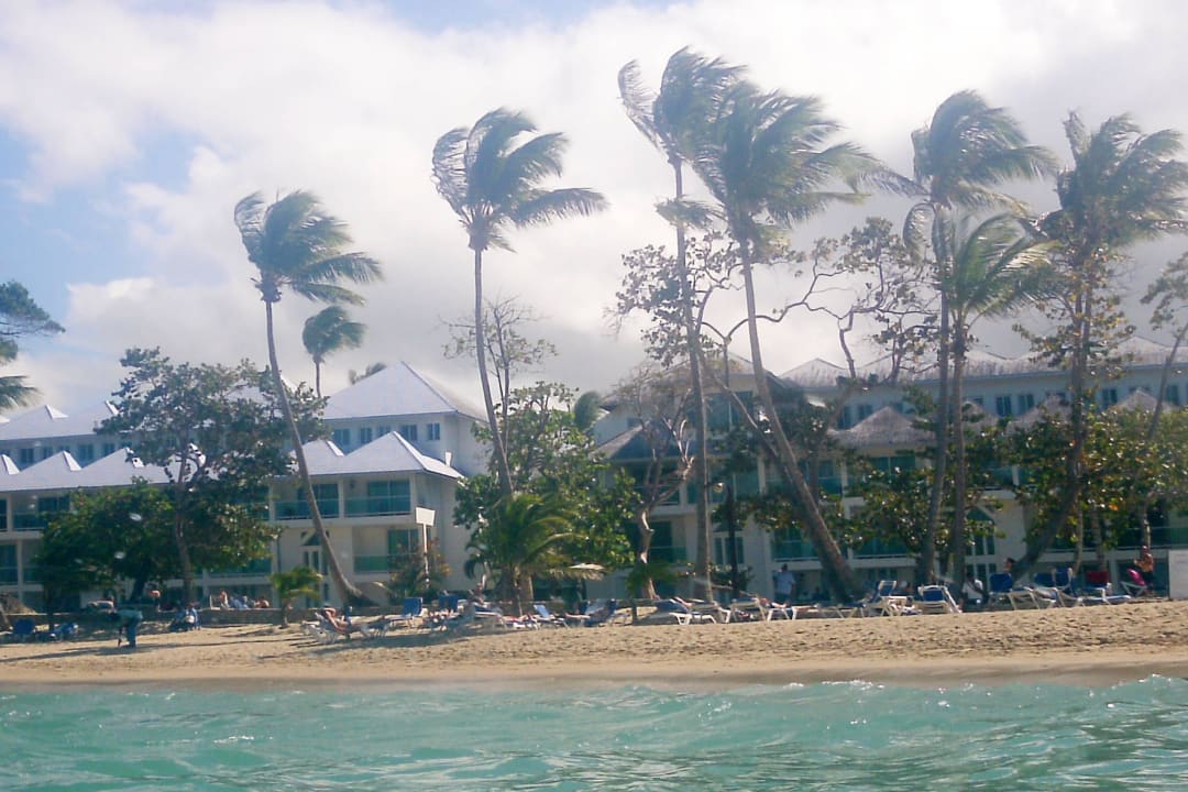 Strand - dahinter Hotel Grand Paradise Playa Dorada