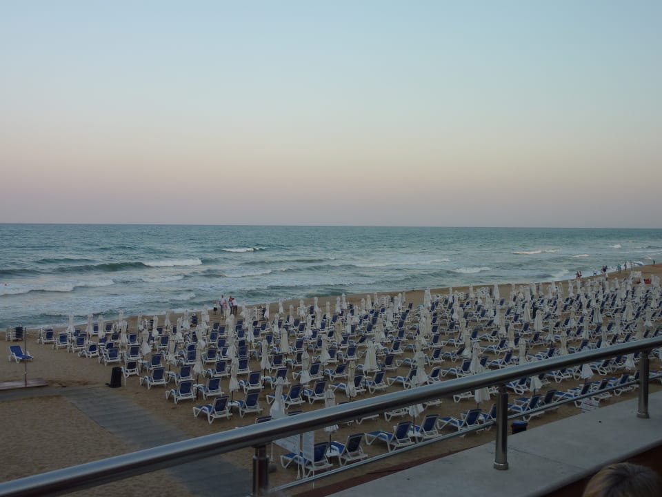 Blick von der Terasse auf den Strand Sol Luna Bay