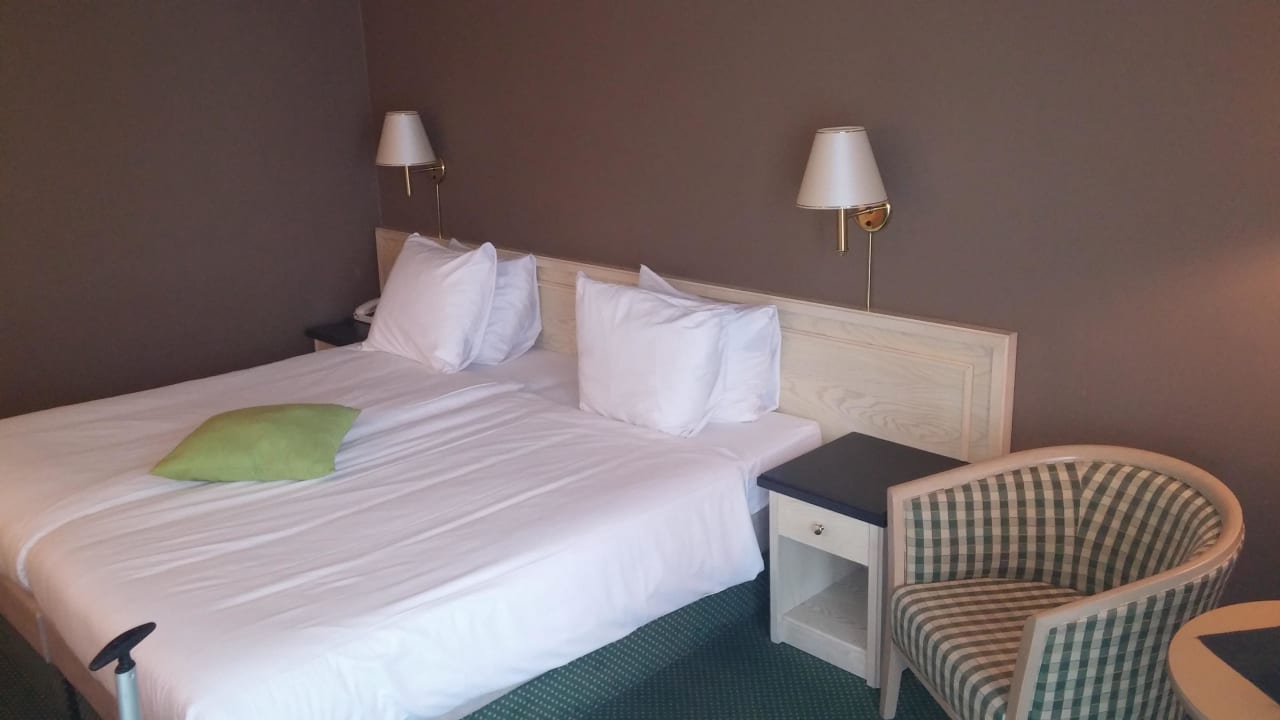 Schönes Doppelbett.Gute Matratze. Hotel Marquette