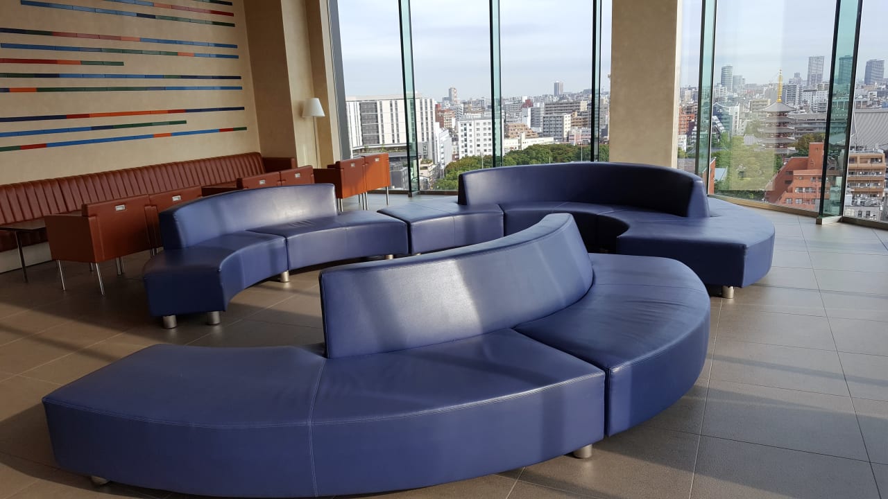 Stylische Lobby mit super Ausblick auf Tokyo The Gate Hotel Kaminarimon by Hulic