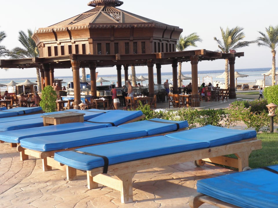 Widok na bar przy plaży Swisstouch Oriental Resort Marsa Alam