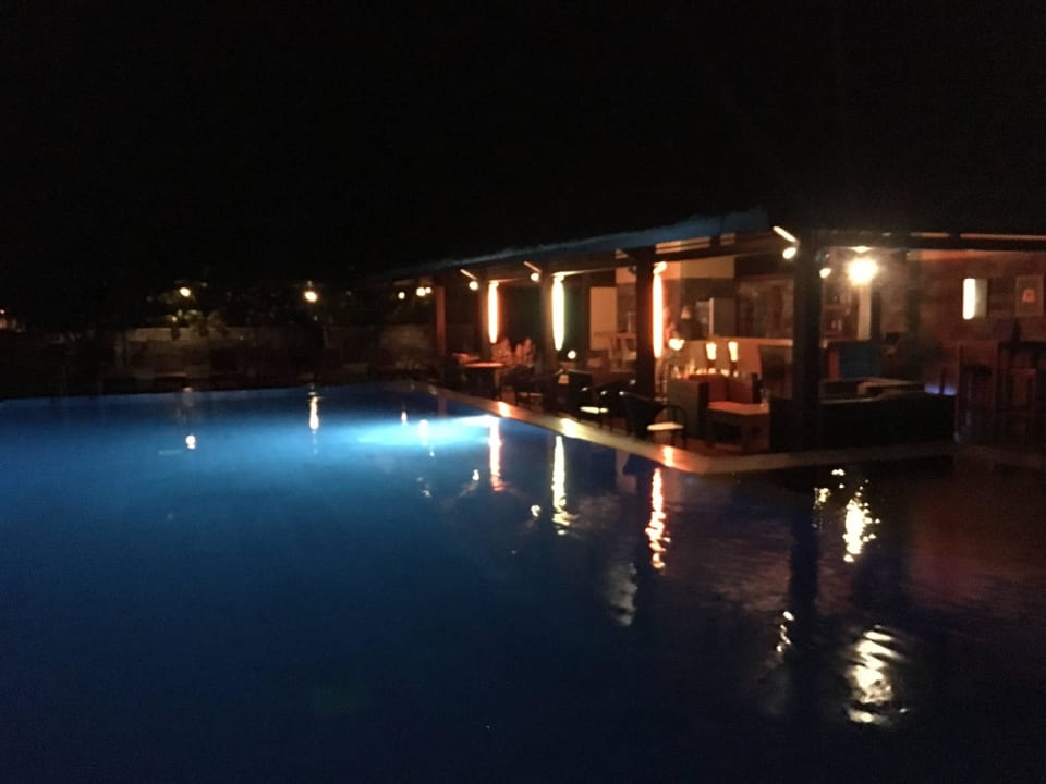 Poolbar bei Nacht Hotel Minahasa Lagoon Resort
