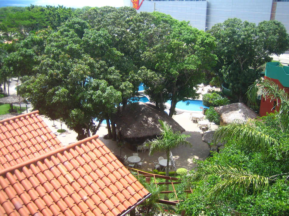 Sicht auf den Pool und Shopping im Hintergruund Hotel Camino Real