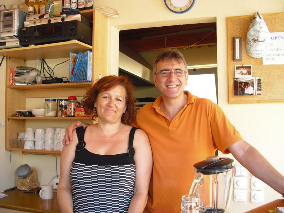 Manos und seine Frau  Hotel Sunshine Studios & Appartements Stalis