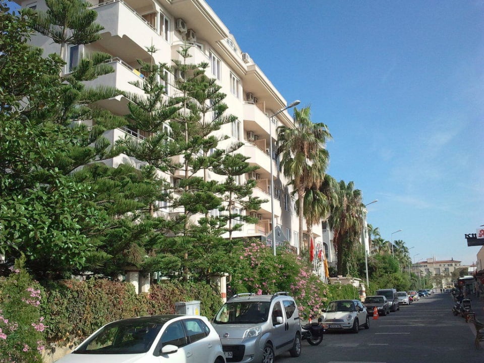 Straßenseite des Hotels Side Bay Hotel