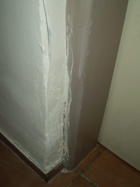 Schäbiger Türrahmen Hotel Greenpark