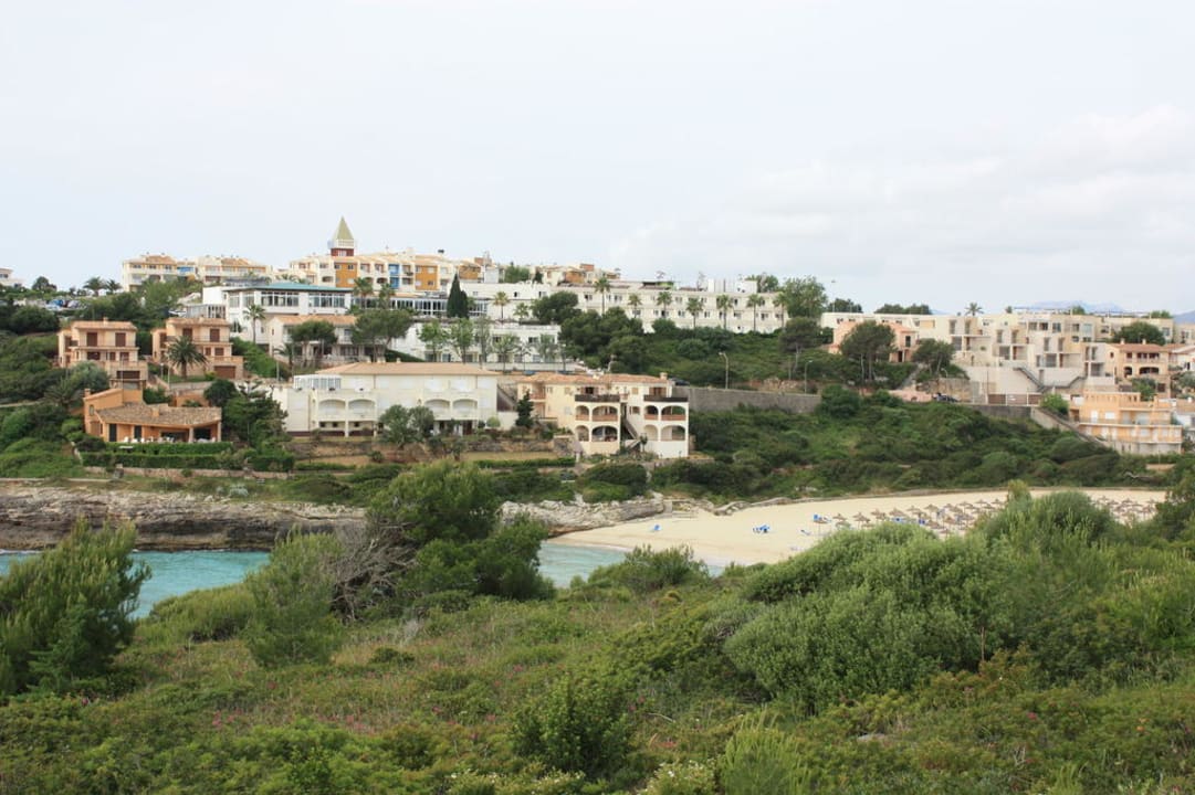 Hotel aus der Ferne betrachtet blau punta reina