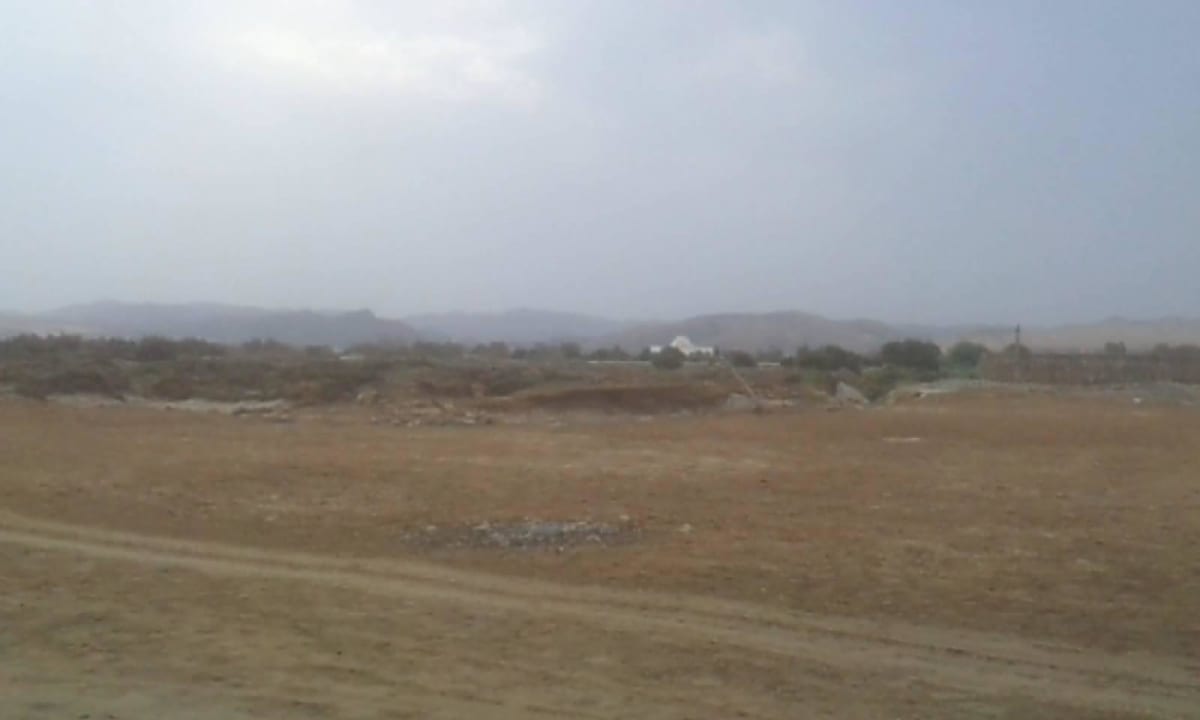 Aussicht vom Strand auf die Wüste Three Corners Equinox Beach Resort