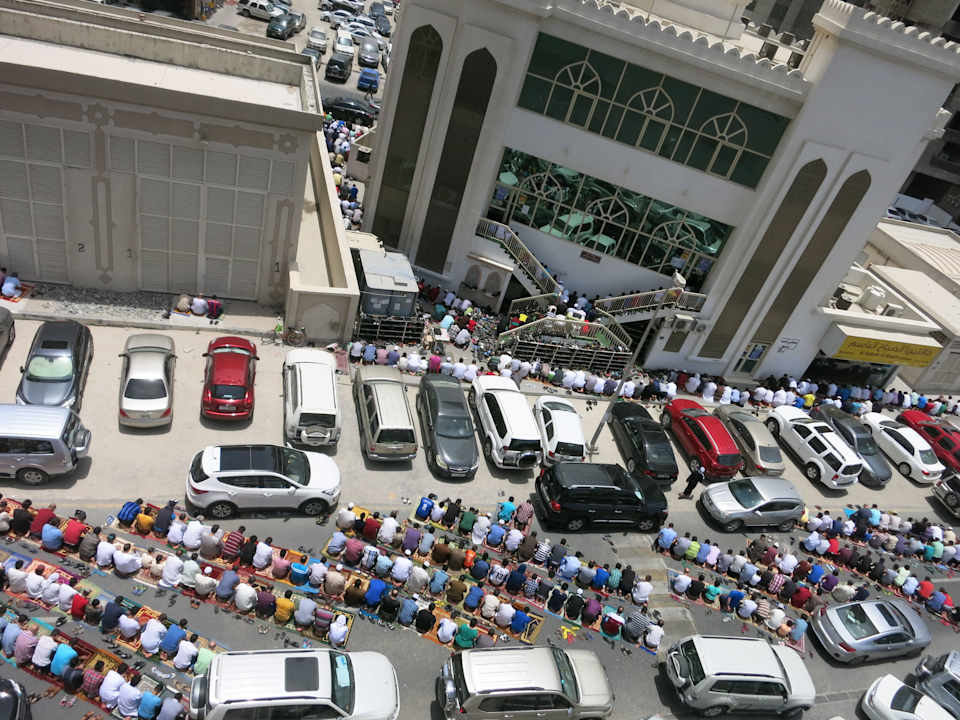 Mittagsgebet am Feiertag Corniche Hotel Sharjah