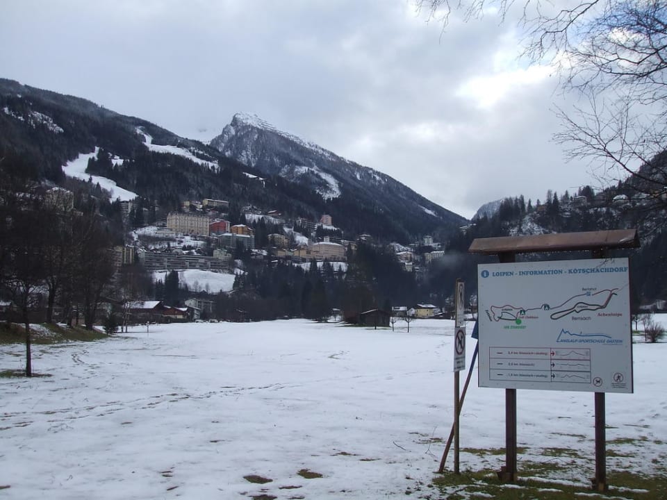 Kaiserhof-Ensemble vom Golfplatz her Hapimag Resort Bad Gastein