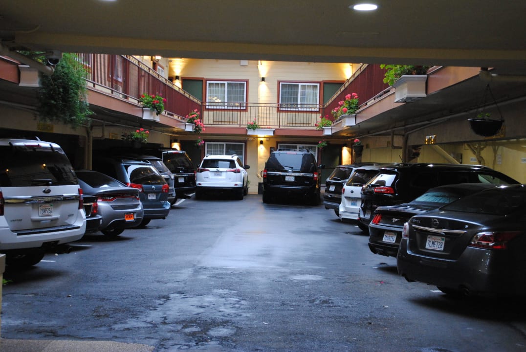 Parkplätze im Innenhof Super 8 San Francisco/Near the Marina