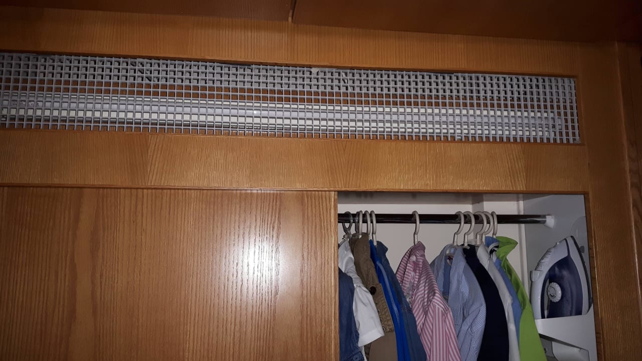 Der ständige Lärm aus dem Lüftungsschacht Constantinou Bros Athena Beach Hotel