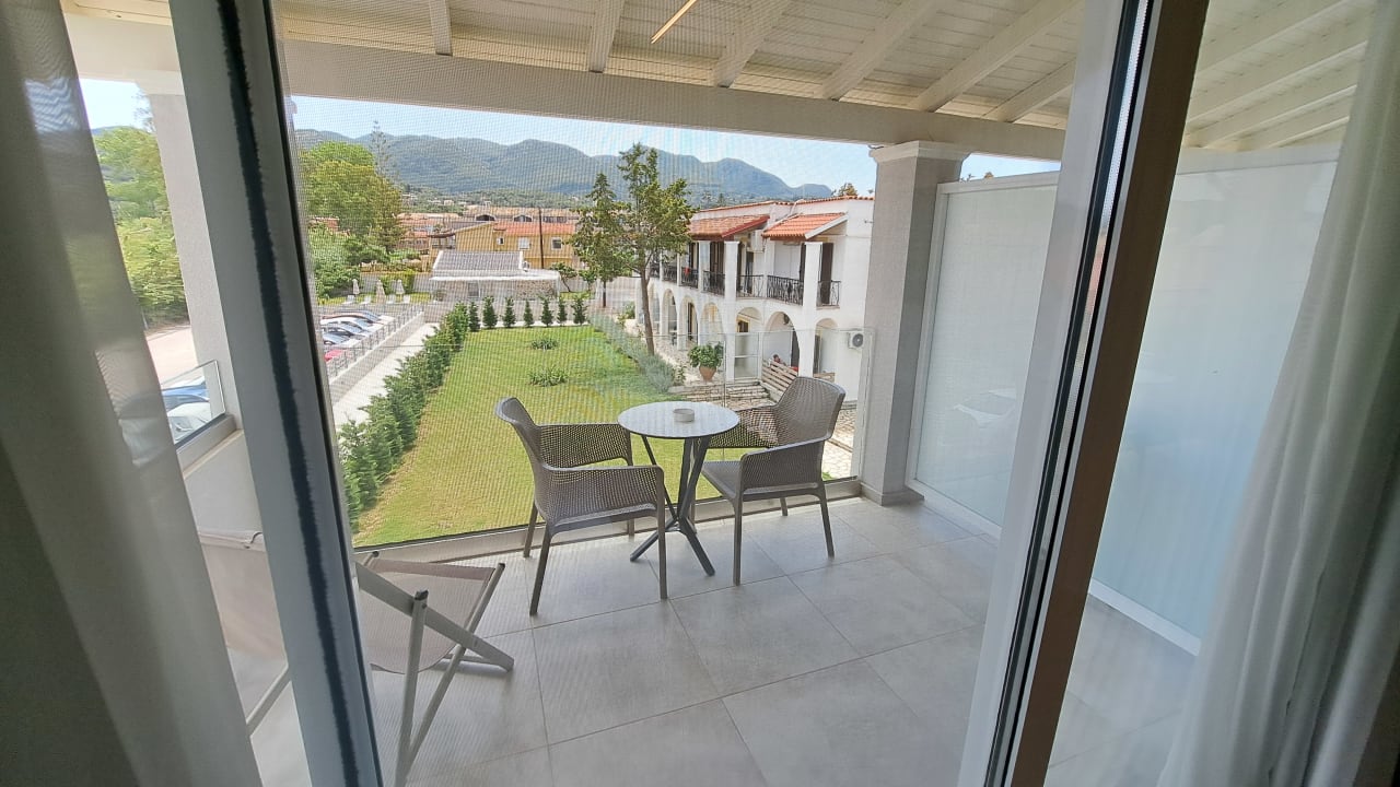 Zimmer Acharavi Beach Hotel