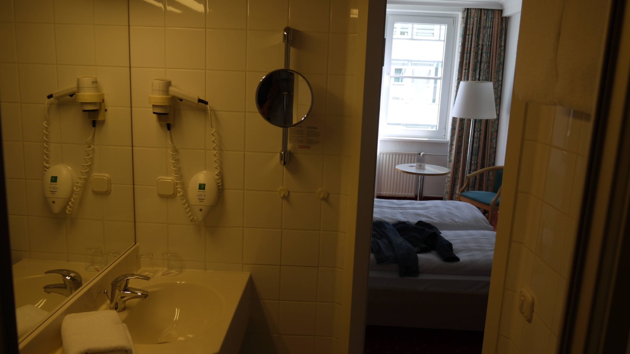 Das Bad mit Fön IntercityHotel Schwerin
