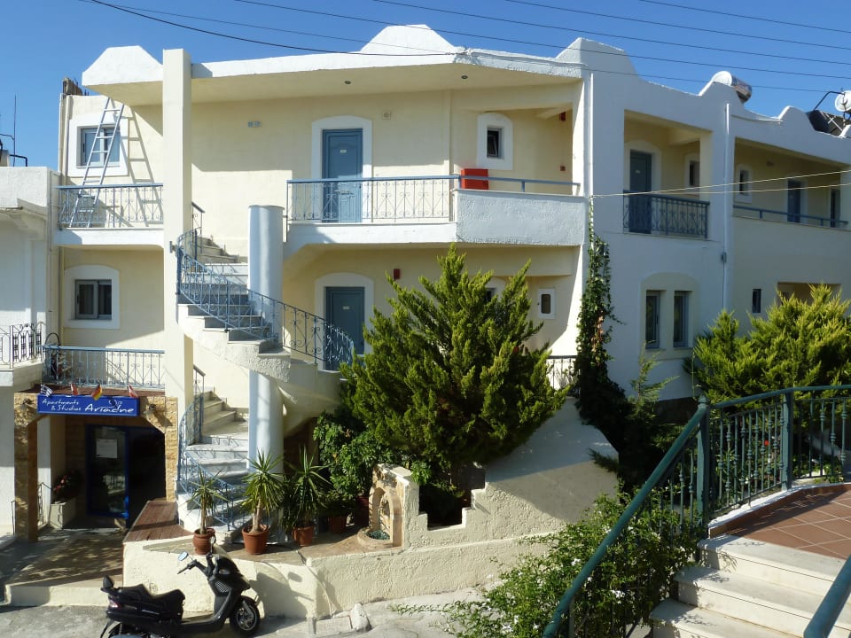 Altbau - 3 Stockworke nach oben, 2 Stockwerke unten Ariadne Apartments