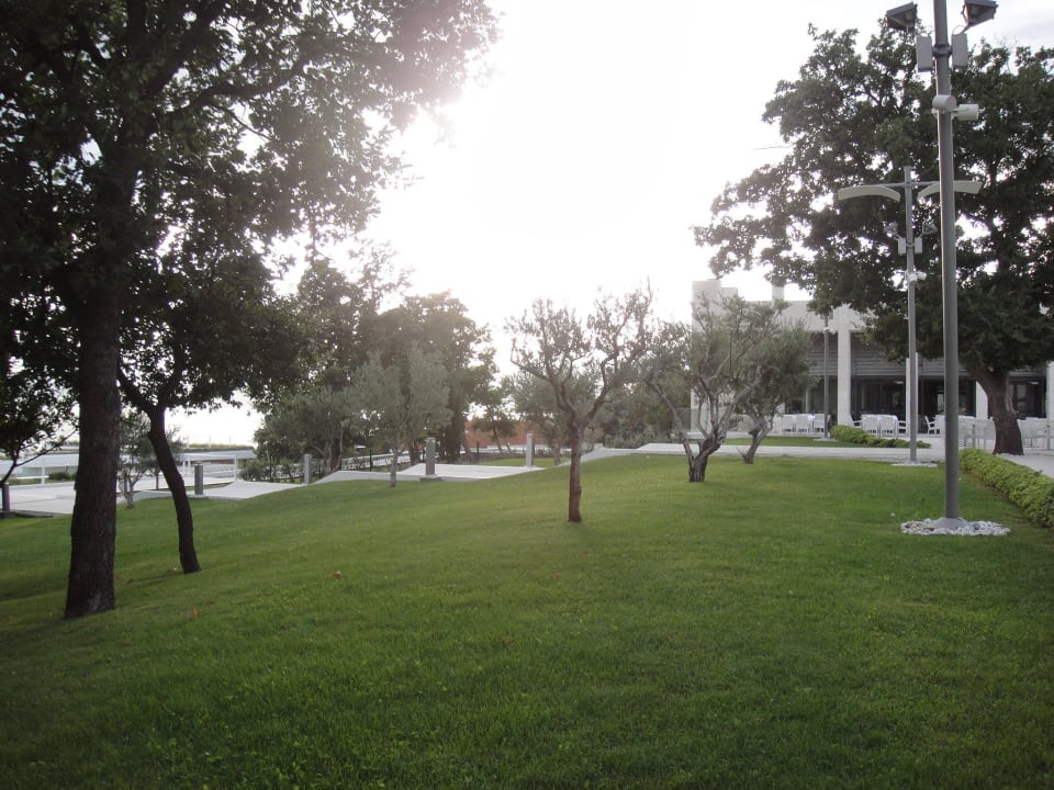 Weitläufige, gut gepflegte Gartenanlage Wyndham Grand Novi Vinodolski Resort - The View & Family Apartments