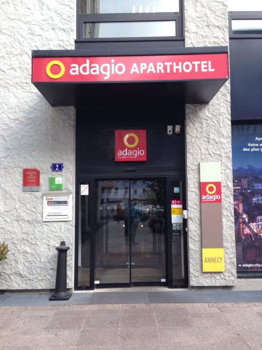 Eingang Adagio City Aparthotel Annecy Centre