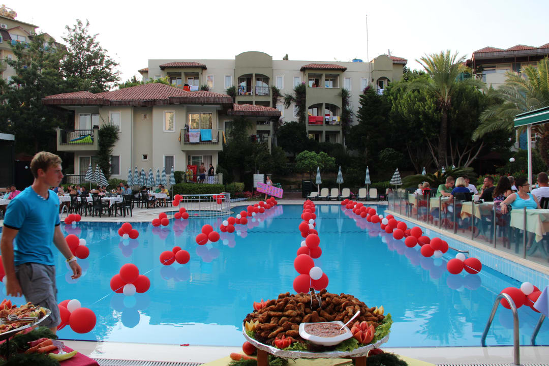 Субботний ужин около ресторана Hotel Gardenia Beach