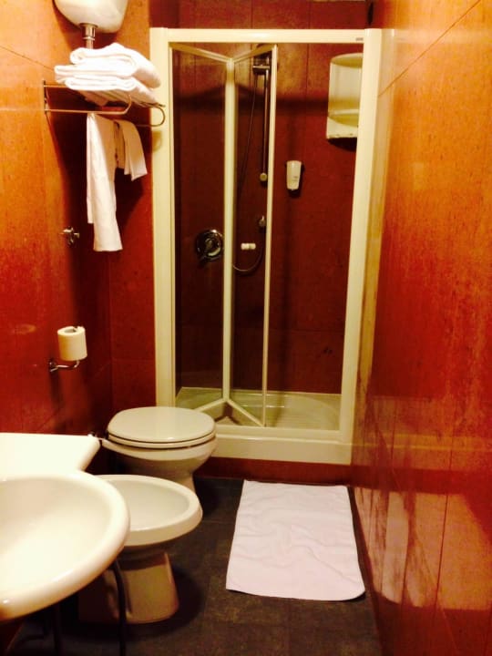 Badezimmer mit Stehdusche Cosmopolita Hotel Rome, Tapestry Collection by Hilton