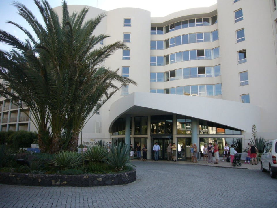 Haupteingang mit Vorfahrt Pestana Grand Ocean Resort