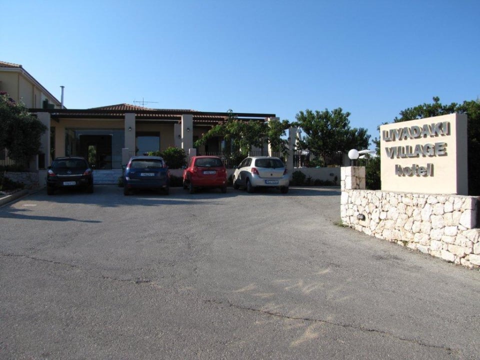Wejście do hotelu i parking Hotel Livadakia Village