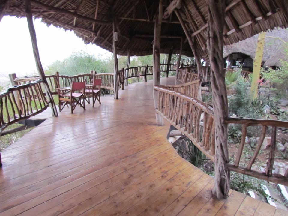 Der Weg zum Restaurant Lions Bluff Safari Camp