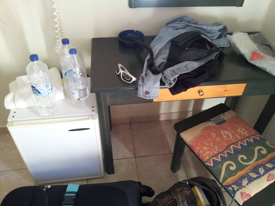 Kühlschrank und Tisch Hotel Odyssia Beach