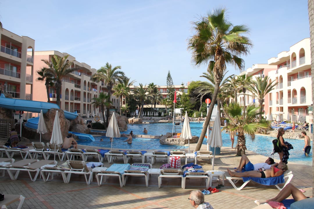 Die große Poolanlage in der Mitte des Hotels. Grupotel Alcudia Pins