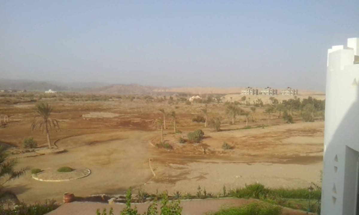 Aussicht vom Hotel in die Wüste Three Corners Equinox Beach Resort