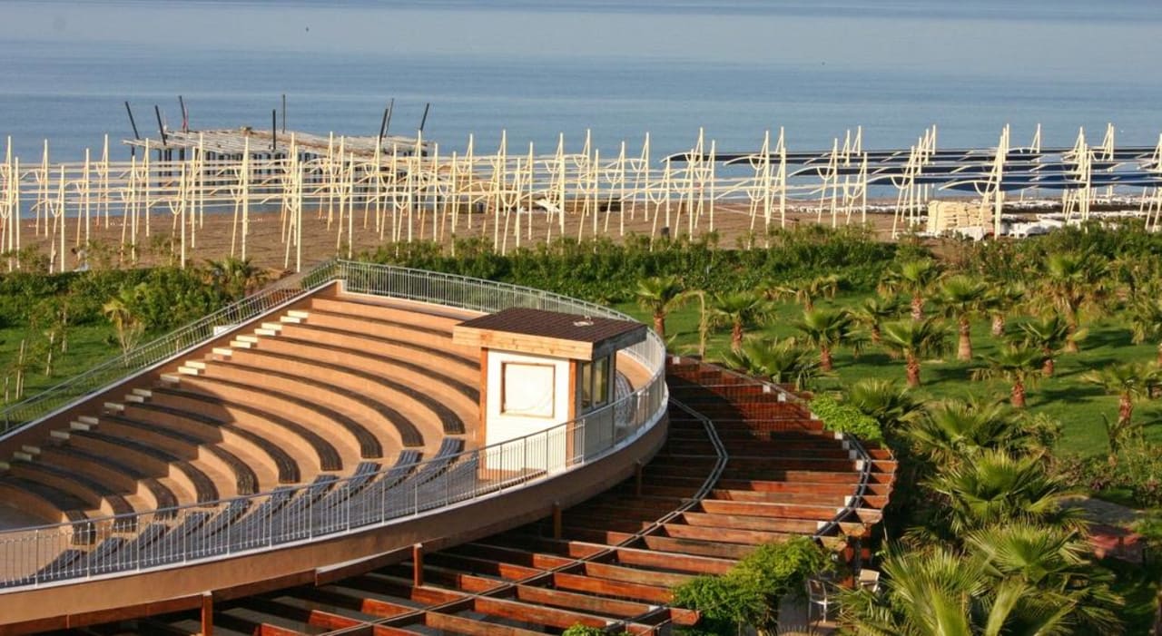 Ausblick vom Balkon aufs Meer & Animationstheater Seaden Sea World Resort & Spa