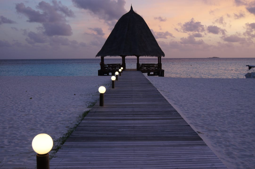 Pavillon bei Sonnenuntergang Angaga Island Resort