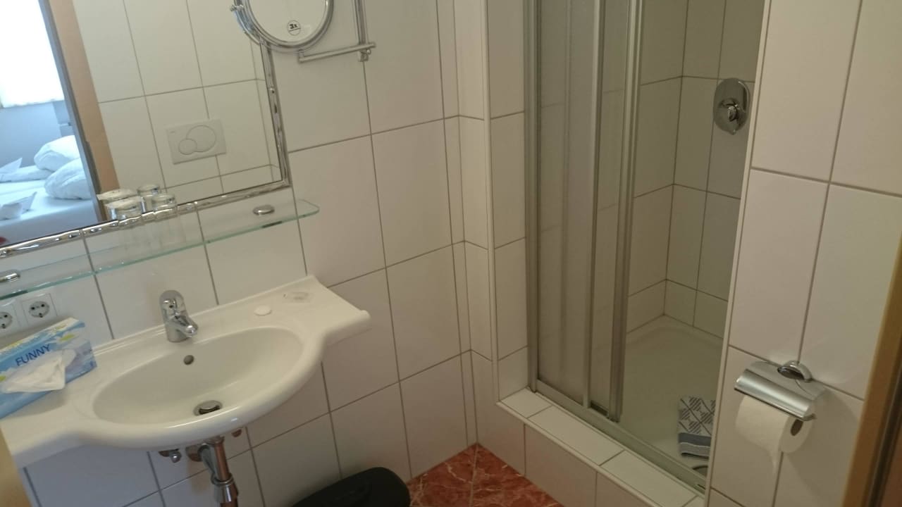 Bad mit Dusche Hotel Regina