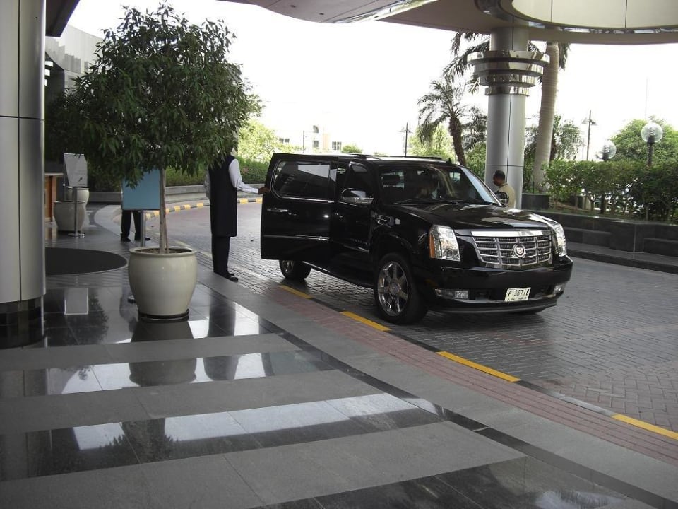 Vor dem Hotel Le Meridien Mina Seyahi Beach Resort & Waterpark