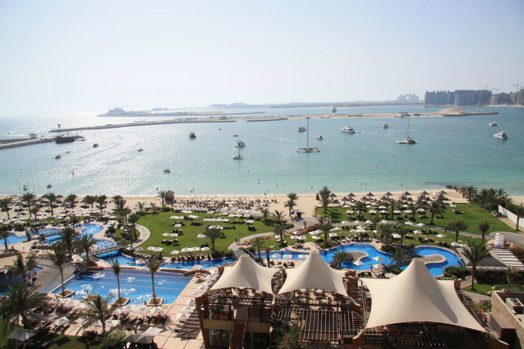 geaamter Ausblick auf Pool und Meer The Westin Dubai Mina Seyahi Beach Resort & Marina