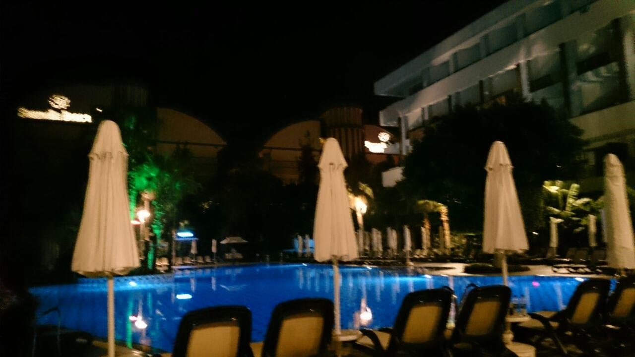 Nachts auf den Liegen Port Side Resort Hotel