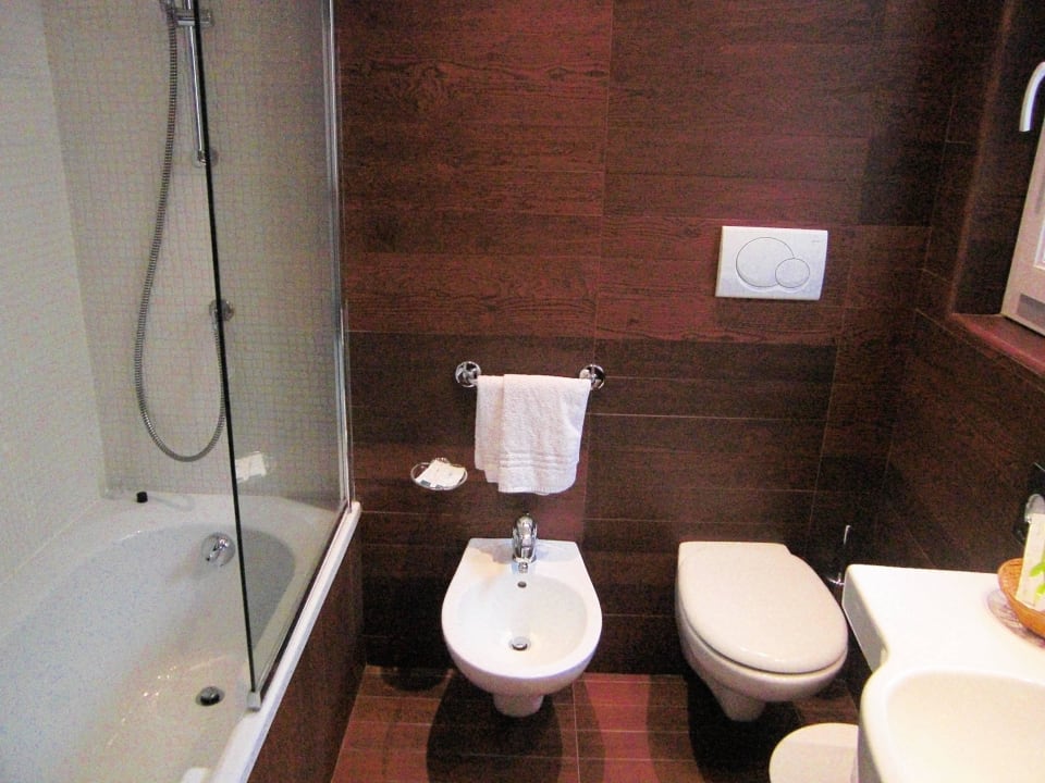 Das Badezimmer ist sehr gepflegt & schön Hotel Kraft