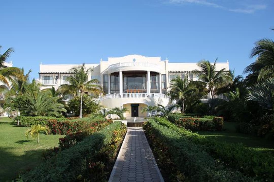 Gartenanlage mit Rückansicht der Lobby Dreams Tulum Resort & Spa