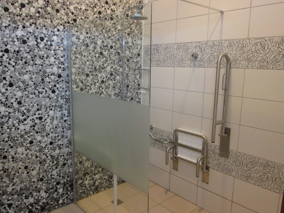 Behindertengerechte Duschanlage in Restaurantnähe Hotel Defne Garden