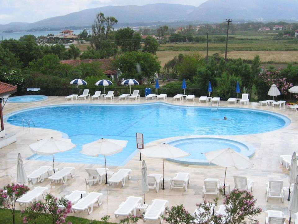 Pool bei Regen am 1. Urlaubstag... Hotel Klelia